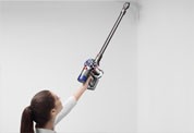 Пылесос Dyson V8 Animal +: Уборка высоко расположенных поверхностей