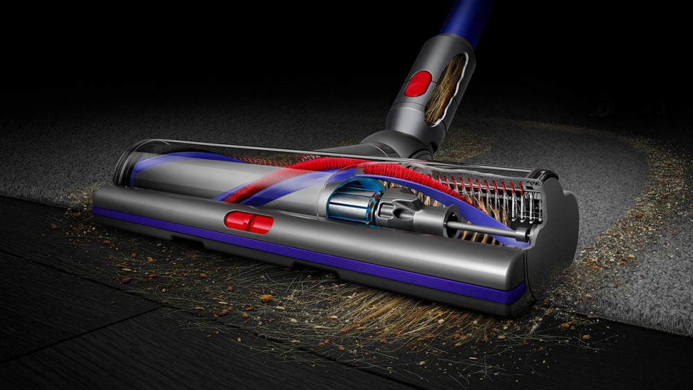 Пылесос Dyson Gen5 Detect Absolute никель/фиолетовый (446989-01): Чистящая головка Motorbar собирает мусор с ковра.
