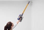 Пылесос Dyson V8 Absolute+: Уборка высоко расположенных поверхностей